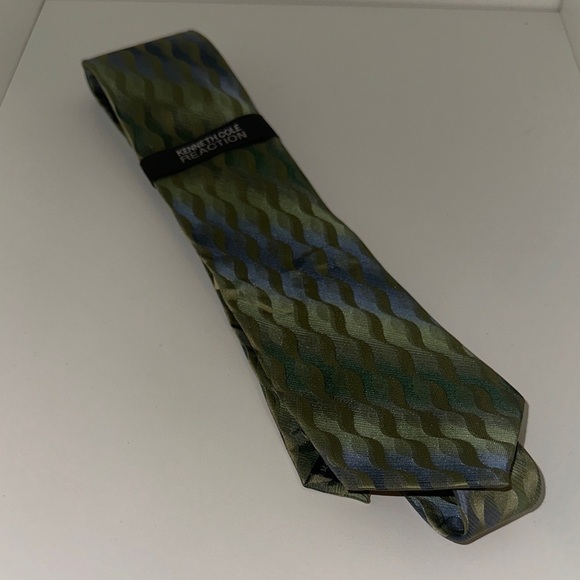 Kenneth Cole Reaction Olive and Navy Men's Tie - Picture 1 of 1